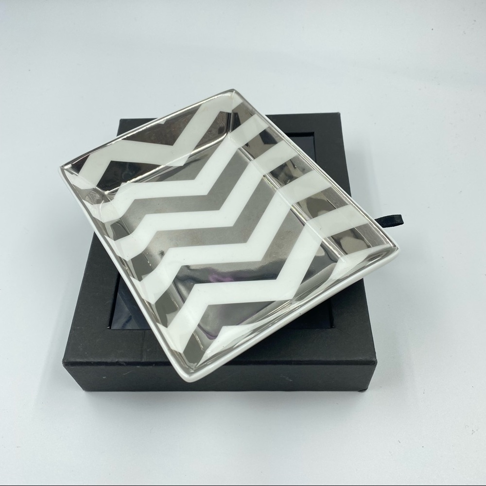 J. Crew‎ chevron jewelry trinket tray